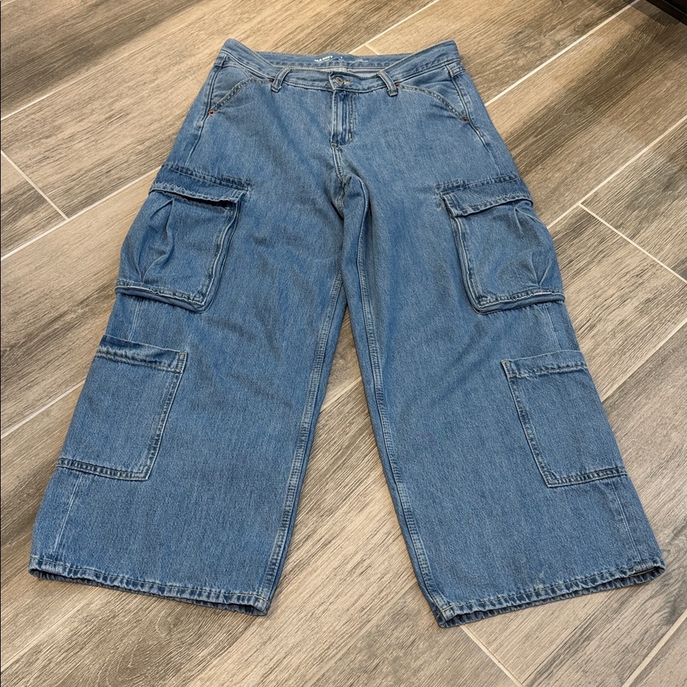 Old Navy Mid-Rise Baggy Wide Leg Cargo Jeans, 8 Petite, Medium Wash
